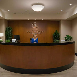 What qualifications do you need to be a receptionist? Essential questions and career preparation.